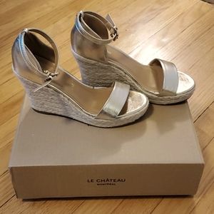 Wedge sandals with gold strap